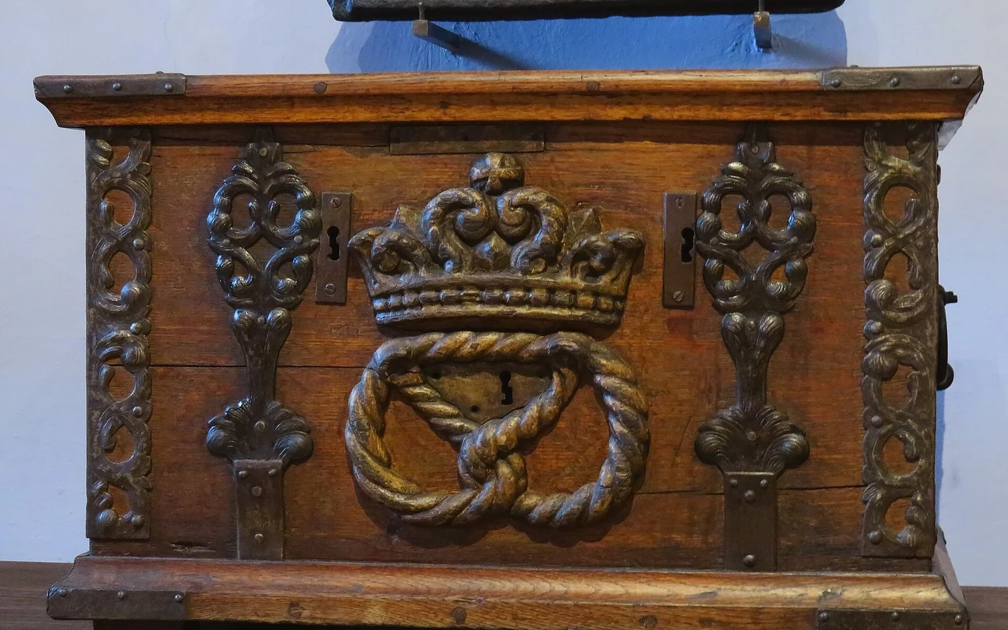 A historic bakers' guild chest is displayed in the Poznan city museum.